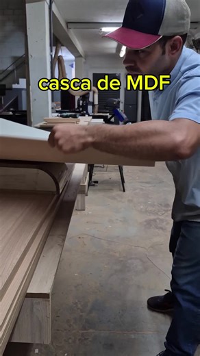 Casquinha de MDF na prática. Desbaste do MDF de 6 mm até chegar em 1 mm / 0,8 mm, criando uma casca flexível, quase na espessura de uma fórmica. Ideal para curvas perfeitas, mantendo o padrão do MDF e facilitando a colagem sobre outro material. Mais processo, menos gambiarra.