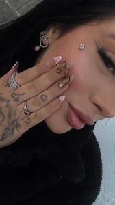 Ellen Caroline on Instagram: "tutorial da minha Make que vcs tanto pedem, comenta se gostou e se querem mais 﫶 Produtos: corretivo @oceane Skin tint @oceane Bastão contorno @payotbrasil Blush creme @rarebeauty Blush em pó @rubyrosebrasil Lapiseira contorno labial @sheglam_official Gloss rosa @oceane Gloss lip injection @toofacedlovesbrasil #tutorial #maquiagem #makeuptutorial #makeup"