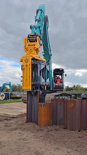 A great Movax demo that 💥 #getagrip #gripping #content #vibro #sheet #pilling #kobelco #Plantworx #civils #construction #thumping | Cra Will