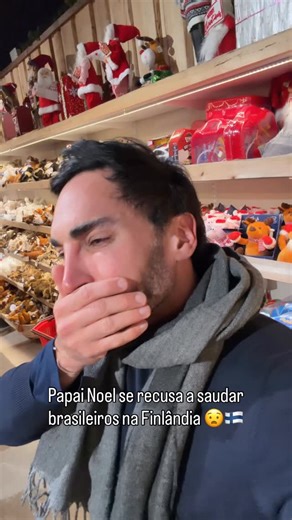 Lucas Estevam I Travel Blog I Milhas Cartões Aviões & Viagem on Instagram: "Qual a sua opinião sobre isso? 🎅🏻🤔👀🎄 A magia do Natal ainda existe? Ou nós que nos iludimos demais? Sigo amando a Finlândia. Mas ainda reflexivo sobre meu dia de natal que tanto esperei… Essa é a casinha oficial do Papai Noel (sim, dizem que ele é aqui da Lapônia). São horas pra encontrá-lo (bora parte da fila é na neve a -14 graus) porém poucos segundos corridos e contados ao ve-lo, com sua equipe correndo pra que 