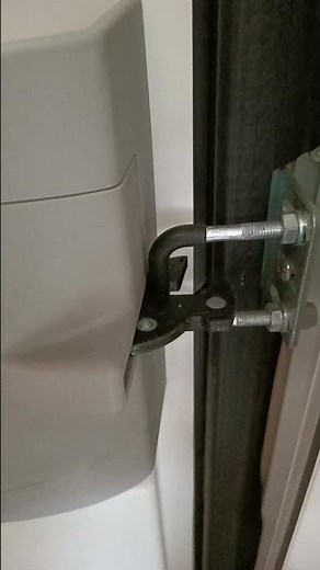 Einfacher Einbruchschutz für die Wohnmobilaufbautür. Erschwert den Aufbruch zumindest....