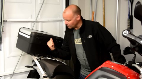 How to fit a BMW Vario Case back rest