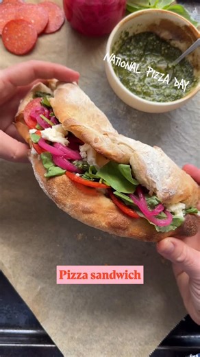 DANISH CROWN 🥩 MADINSPIRATION • HACKS • OPSKRIFTER | Det er International Pizza Day 🍕✨ Så selvfølgelig fejrer vi det med sprøde pizzasandwich fyldt med pesto, mozzarella og pepperoni 🤤... | Instagram