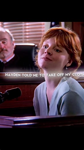 Laufey Corrects Photographers at the Golden Globe Awards