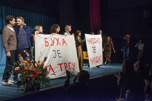 „Buha“ je na Trgu“, a „Narodno je narodno“: Ovacije na premijeri predstave „Igra“ na 75. rođendan Pozorišta „Boško Buha“