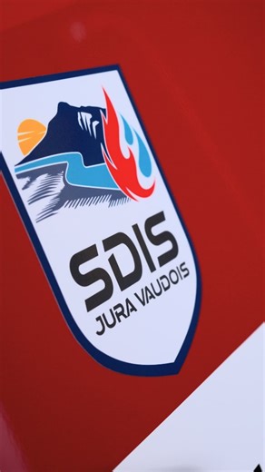 Dans le cadre de l’évolution de notre identité visuelle, le nouveau logo est en cours d’installation sur l'ensemble de nos véhicules de service. Le changement est en marche! 🚒 #sdis #sdisjv #logo #sapeurspompiers #vaud | SDIS du Jura Vaudois