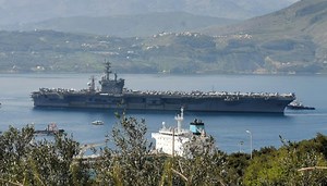 Houthi annunciano di aver colpito la portaerei americana Uss Eisenhower in risposta all'attacco di USA e UK
