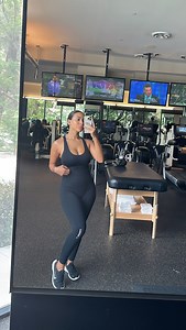The exact routine I started with when I began working out again postpartum! And let me tell you after having a c-section these exercises were not easy!! I incorporate them most sessions as I’m still very much at the beginning of regaining my core strength. Take it slow. Give yourself grace. Remember, it’s a process. 🤍 | Chanel Coco Brown