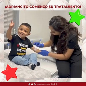 Nuestro querido Adrián Mateo ya comenzó su proceso de infusión que ayudará al retraso de su condición.✨ Adriancito padece de distrofia muscular Duchenne y el costo de este medicamento sobrepasa los $3 millones. Es el primer puertorriqueño en recibirlo y tuvo que viajar a Austin, Texas, para esto. María, ¡estaremos muy atentos a su progreso! Los tendremos en nuestras oraciones todos los días. Éxito y bendiciones. 🫂 #JugandoPelotaDura ⚾️ | Jugando Pelota Dura