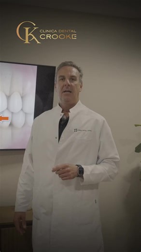 Reponer una pieza no es solo una cuestión estética. Con el tiempo, la ausencia dental puede provocar pérdida de hueso, movimientos en los dientes vecinos y un desequilibrio en la mordida. Explicar esto a tiempo ayuda a prevenir problemas mayores y a cuidar la salud oral a largo plazo. La prevención también es calidad de vida ✨ #saludbucal 🦷 #implantesdentales 😁 #prevenciondental #perdidadental #sonrisanasaludable #odontologia #cuidadodental #saludoral #sonrisa #calidaddevida 💙