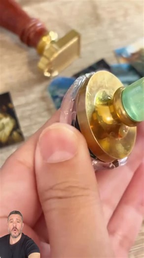 🎨 Transformou arte clássica em um negócio moderno Uma garota descobriu uma forma simples e lucrativa de transformar pinturas antigas em mini obras de arte colecionáveis — feitas à mão, com cola quente e moldura dourada. Agora, seus quadros magnéticos são usados como lembranças de casamentos, eventos e até suvenires de museus. 💡 Ela simplesmente pegou arte clássica e transformou em um negócio que todo mundo quer comprar. 📲 Me segue @laertejr_mkt pra ver ideias reais que podem virar tua renda d