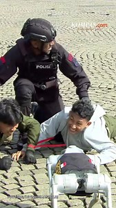 Dua robot Polri, yakni humanoid dan I-K9, ditampilkan dalam HUT ke-79 Bhayangkara di Monas, Jakarta Pusat, Selasa (1/7/2025). Robot humanoid Polri digerakan personel polisi yang menjadi operator untuk membantu mengidentifikasi pelaku tawuran. Pada aksi lainya, robot berwujud hewan kaki empat bernama I-K9 dipamerkan untuk mengendus adanya potensi ledakan dari kendaraan truk yang berisi radio aktif. Kreatif: Safira Nurulita Produser: Reza Kurnia Darmawan | Kompas.com