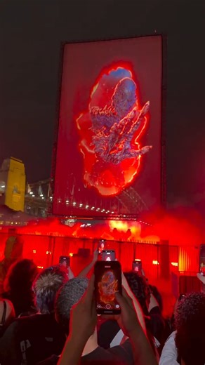 Revue AS on Instagram: "#innovation Netflix déchire...le ciel ! Netflix a posé un portail vers l'Upside Down en plein Sydney, et l'effet est bluffant. 🇦🇺 Pour le grand public, c'est de la magie. Pour nous, c'est une sacrée leçon de gestion de la transparence en extérieur. Le contexte : c'est l'activation pour la saison 5 de Stranger Things devant le Harbour Bridge. Techniquement, ce qui est intéressant ici, c'est le choix du diffuseur. On n'est probablement pas sur de la projection sur tulle (