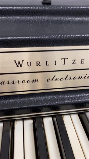 Exploring the Vintage Wurlitzer Gurly Electronic Piano