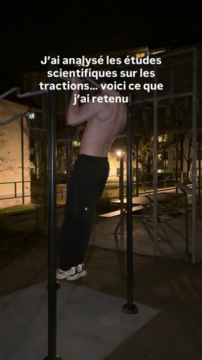 André | Prise de muscle on Instagram: "Par ici ⬇️ Les tractions est l’exercice roi pour le dos. Tout le monde le dit. Mais la science raconte une autre histoire. Une étude de la Mayo Clinic a testé 3 types de tractions sur des dizaines d’athlètes. Résultat surprenant. Les dorsaux ? Même activation peu importe la prise. Par contre… Les chin-ups explosent les biceps et les pecs. +40% d’activation. Les tractions pronation massacrent les trapèzes inférieurs. Mais voici le vrai problème. AUCUNE varia