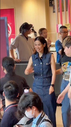 54岁的#宣萱 出席活动，短发造型不仅凸显了港女的独特气质，更增添了些许娇俏和飒爽。