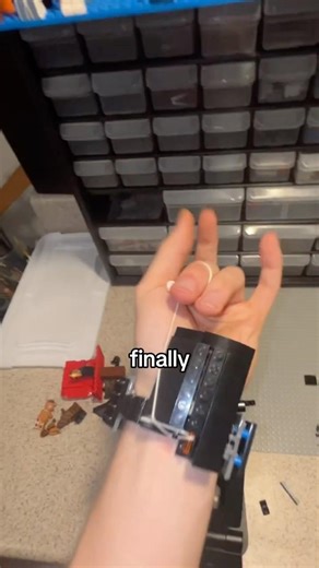 I built a Spiderman Web-Shooter out of LEGO!