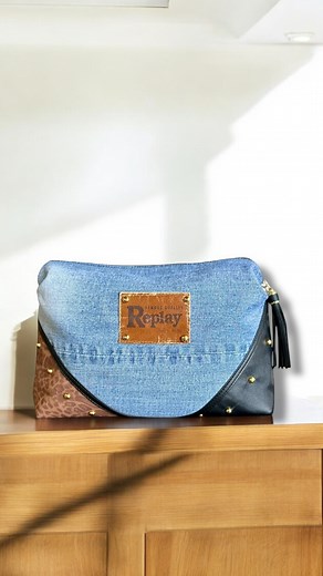 🎥 Nuovo Video Online 🎥Hai un paio di jeans vecchi che non usi più ? Non buttarli !Scopri come trasformarli in una Pochette super trendy con il mio nuovo Tutorial ✂️🧵📹Guarda ora il video sul mio canale YouTube e crea la tua borsa unica e sostenibile ! #cucitocreativo #riciclocreativo #pochette #jeanslovers #JeansBag #tutorial | KIKA Tutorial Creativi