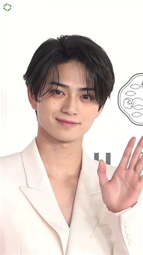 岩瀬洋志、王子様のような上下白一色スーツで登場