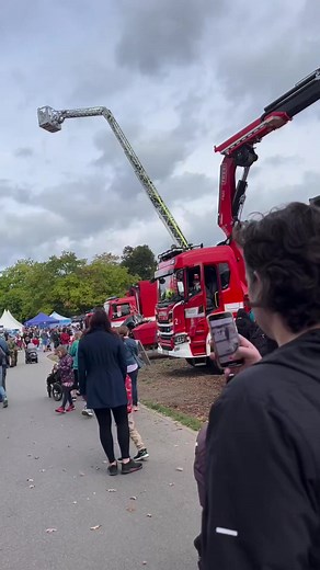 Den hrdinů je skvělá akce, která seznamuje veřejnost s prací lidí, kteří jsou pro společnost nepostradatelní. 🧑‍🚒 Integrované záchranné složky na Výstavišti prezentovaly svou těžkou techniku, vybavení, ale i ukázky zásahů v akci. 💪 Mohli jste si vidět sanitní vozy, vrtulník, armádní techniku nebo třeba hasičské plošiny a některá vozidla si prohlédnout i zevnitř. 👍 Nechyběli ani policejní koně z jízdního oddílu a psi patřící ke kynologické brigádě. 🦮 Těším se na příští rok, opět na Výstavišt