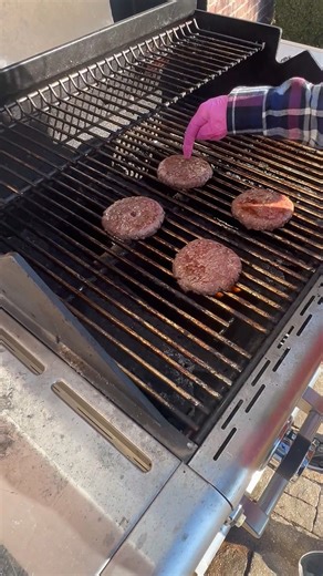 Secret to the best burgers. #burgers #bbq RJS, NM LLC | Rebecca JS