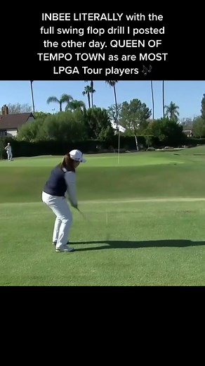 INBEE hittin em with the full swing slow mo 🥵 QUEEN of tempo town 👸🏼 #golf #golfbettertucson #derekdeminsky #shortgame #inbeepark #golfing
