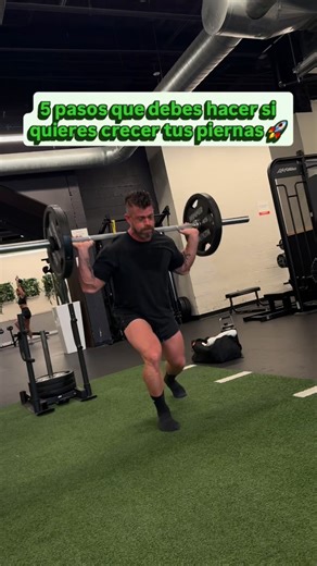 Pablo Cabasinha on Instagram: "1️⃣ Entrenar MÁS PESADO, no “más cansado” Dejá de perseguir el ardor y empezá a perseguir progresión de cargas. Si tus sentadillas, tus prensas, tus zancadas no suben en peso o en repeticiones… tus piernas tampoco suben en tamaño. 2️⃣ Elegir ejercicios que realmente construyen masa No es hacer mil pataditas o mil abductores. Es esto: • Sentadilla (libre o hack) • Prensa • Bulgarian split squat • Peso muerto rumano • Extensiones de cuádriceps bien pesadas Estos ejer