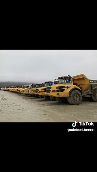 Moving Dirt at Paradise Hill - Heavy Equipment Operations