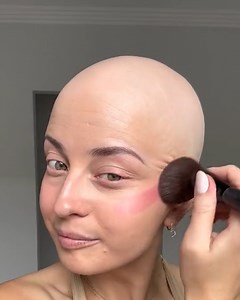 171K views · 1K reactions | Woman with alopecia does her makeup! 殺 | MetDaan Nails | Facebook
