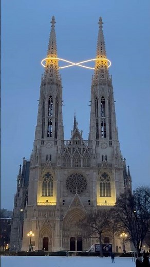美しいフォティーフ教会と雪で遊ぶ人々 beautiful Votivkirche, Votive Church in Vienna #snow #snowfall #wien #austria