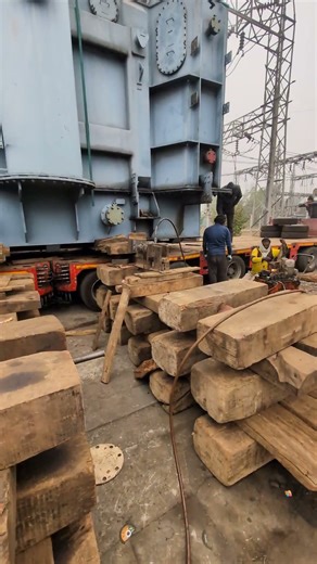 Loading of 100 MVA 220/66kV Power Transformer on Trailer...#transformers