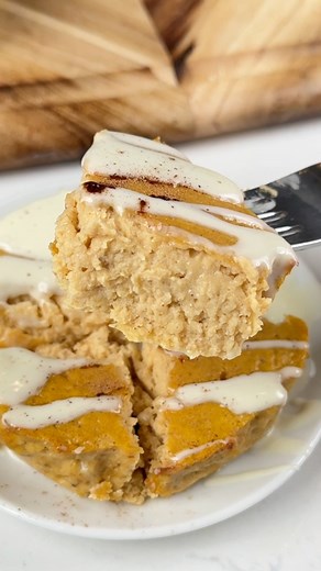 Healthy Pumpkin Cheesecake 🎃🍰🔥 What you need: 1 mashed banana 1/4 cup pumpkin purée 1/4 cup greek yogurt 1 large egg 1/4 cup sweetener (I used allulose) Pumpkin spice (to taste) How to make it: 1. Mash the banana, stir in your pumpkin purée, yogurt, egg, pumpkin spice, and sweetener until smooth. 2. Pour into a parchment-lined ramekin and bake at 350F for 40-45 mins. 3. Add your fav toppings, more pumpkin spice and enjoy! | Keto Snackz