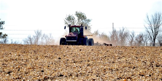 Iowa farmers begin transition to fall field work
