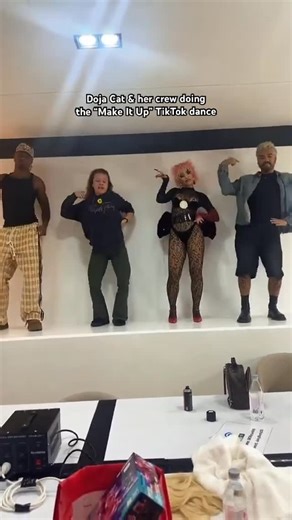 DOJA CAT FANS 🌹 on Instagram: "Doja Cat & her crew doing the “Make It Up” TikTok dance #dojacat"