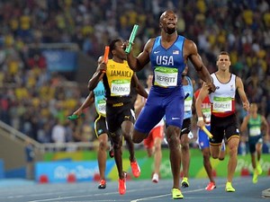 U.S. men reclaim the gold in 4x400 relay
