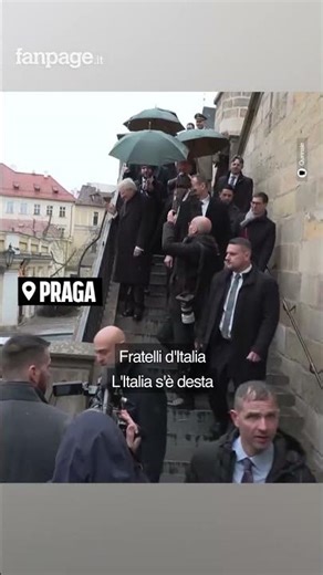 Passeggiata Mattarella a Praga, studenti italiani intonano l’inno: "Buona passeggiata sotto la neve"