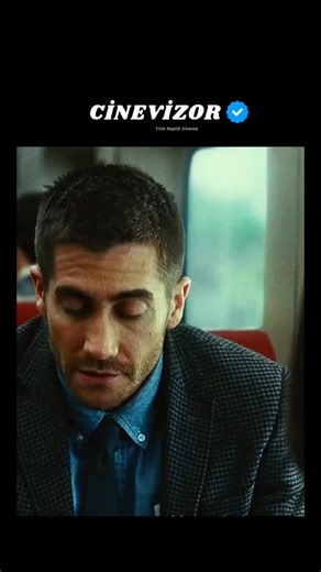 CİNEVİZOR on Instagram: "⏳🚆 “8 dakika… gerçeği değiştirmek için yeterli mi?” 🎥 Yaşam Şifresi (Source Code) 📅 Yayın Yılı: 2011 ⭐ IMDb: 7.5 ⏱️ Süre: 93 dk 🎭 Tür: Bilim Kurgu, Gerilim 🎬 Yönetmen: Duncan Jones 🎭 Oyuncular: Jake Gyllenhaal, Michelle Monaghan, Vera Farmiga Bir tren… Bir patlama… Ve sürekli başa saran 8 dakika. Bir asker, başka bir adamın bedeninde uyanır. Her seferinde aynı an, aynı panik, aynı son… Amaç basit gibi: saldırganı bulmak. Gerçek ise çok daha ağır. Bu film zamandan ç