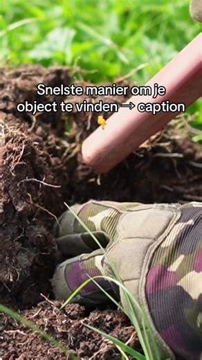 Zodra je je kluit eruit hebt, pak je pinpointer er slim bij 👇 ✅ Check eerst het gat (soms ligt ’ie nog in de wand) ✅ Scan daarna de kluit stap voor stap — niet wild prikken, zo voorkom je krassen of schade ✅ Draai de kluit om en scan ook de onderkant ✅ Heb je ‘m? Controleer nog even het gat én de losse aarde, zodat je niks mist ✅ En: blijf netjes, kluit terug en alles strak achterlaten 💪🕵️ #metaaldetectie #pinpointer #schatzoeken #detectingnl #vondst