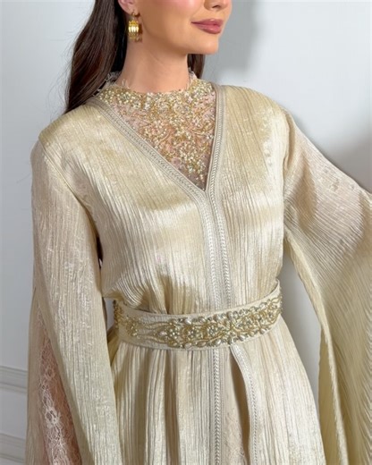 𝐒𝐡𝐮𝐡𝐫𝐚𝐡 | 𝐂𝐨𝐥𝐥𝐞𝐜𝐭𝐢𝐨𝐧 on Instagram‎: "قفطان فخم من قماش التكسر والدانتيل الفرنسي الفاخر بتطريز يدوي من الكريستال والخرز واللؤلؤ، قطعة راقيييييية✨✨✨ Code: Sh-139 Price(الأسعار): 1300 🇶🇦🇦🇪, 1340🇸🇦, 110🇰🇼, 135🇧🇭, 138🇴🇲, $357 . . #fypage #fyp #fypシ #اكسبلور_explore #اكسبلور_فولو foryou"‎