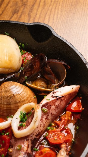 Un piatto che profuma di porto e di onde. La zuppa di pesce è la nostra idea di comfort food mediterraneo, intenso e sincero. #casatorrente #amalficoast #zuppadipesce