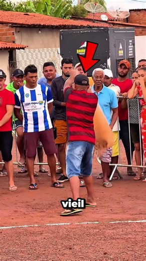 Regardez-le réussir un lancer de filet parfait