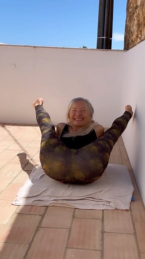 Tulla on Instagram: "Flocke knot - Tulla style 🤣🤣 #contortioneverydamnday #tullacontortion #flexibilitynation #ifeelgood #legsbehindthehead #flexilegs #legbehindshoulder #flexihips #frontbend #frontbending"