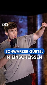 Wenn deine #Judo-Skills eingerosteter sind als dein #Lego Technik. Hendrik Brehmer bei #OlafsKlub Neue Klubse in der ARD Mediathek. Der Clip ist aus Folge 59. Hier gehts lang: https://1.ard.de/olafs-klub-59 #comedy #einbrecher #kampfsport #kinder #mdrspasszone | SPASSZONE