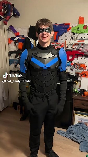 Halloween Costumes Inspired by Nightwing and Starfire