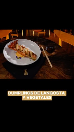 Dumplings al vapor, rellenos de langosta y vegetales. Una receta que nació en nuestra cocina y no existe en ningún otro lugar. Delicados, intensos y 100% originales. El Japonez. Todo lo que esperas y más de lo que imaginas. #Tradinnovación #ReservaAhora | El Japonez