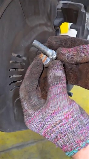 Broken bolt repair 😮 | Mechanic life 🛠️ #mechaniclife #workshop #shorts #youtubeshorts #viralshorts