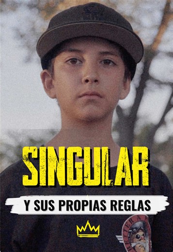 Hay niños que encajan. Y hay otros que no. Singular es de los segundos. Desde chico sintió que miraba el mundo distinto. Mientras otros compartían intereses, él encontraba los suyos en otro lugar. En el colegio no había muchos como él. Y quizás por eso, sin saberlo, empezó a construirse solo. Nació en La Serena. Ahí estaban sus amigos, sus lugares, el mar. Pero un día todo cambió. Llegó a Santiago y con eso, la distancia. De los suyos, de lo conocido, de lo que lo hacía sentir en casa. Y fue ahí