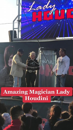 Amazing Magician Lady Houdini's Spectacular Tricks