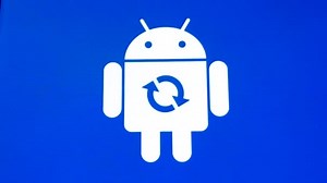 Icône de logo de robot Android sur l'écran du téléphone intelligent pendant l'installation de mise à jour