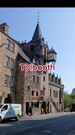 Mot écossais du jour : Tolbooth. Une tolbooth, c’est un peu l’ancêtre de la mairie. Ce bâtiment servait aux réunions du conseil municipal mais faisait également office de tribunal et de prison. Elle faisait partie des trois bâtiments essentiels à la création d’un bourg royal : l’église, la Mercat cross ou Croix du marché et la Tolbooth. 📌 Canongate Tolbooth, aujourd’hui convertie en taverne. #ecosse #edimbourg #edimbourgecosse #edimbourgvoyage #edinburgh #visitscotland #voyage #weeecosse #fyp #